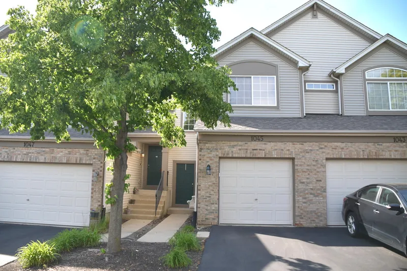 1045 Woodview Ct exterior