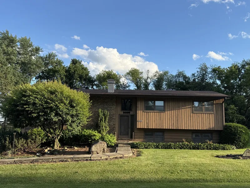 32W717 Hecker Dr exterior